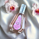 Roze parfumfles met zilveren dop van Lattafa Yara, producten merk uitgeverij